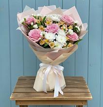 Букет цветов из:  Гвоздики, Орхидеи и Розы в Мескер-Юрте